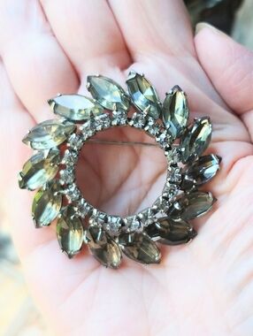 Beautiful 1950s Vintage Olive Green Gray Prong-set Rhinestone Wreath Brooch Pin